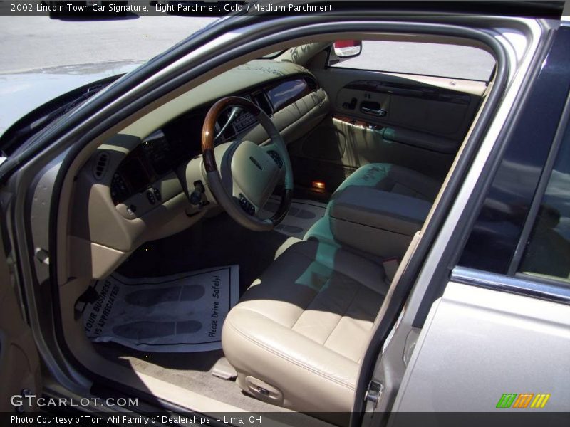 Light Parchment Gold / Medium Parchment 2002 Lincoln Town Car Signature