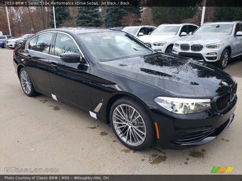 Front 3/4 View of 2019 5 Series 530e iPerformance xDrive Sedan