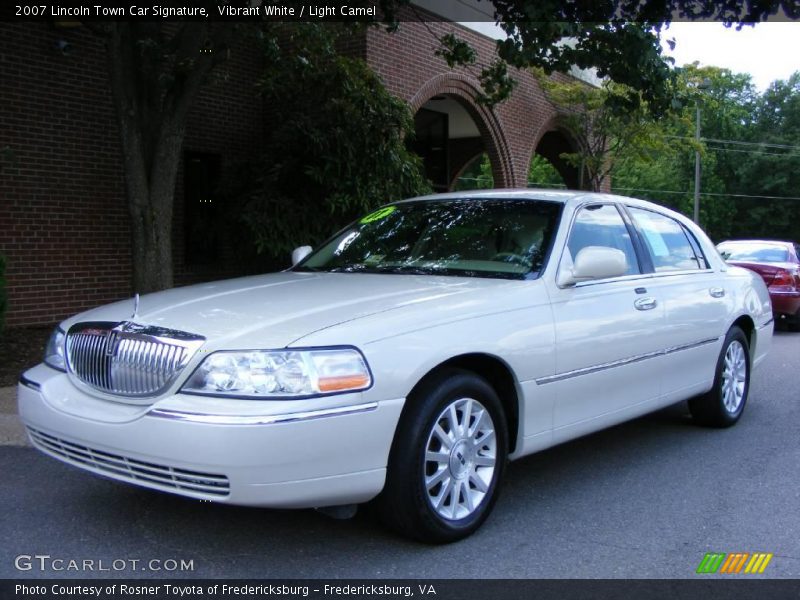Vibrant White / Light Camel 2007 Lincoln Town Car Signature