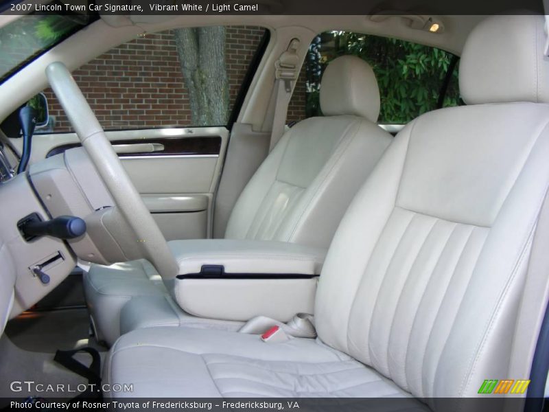 Vibrant White / Light Camel 2007 Lincoln Town Car Signature