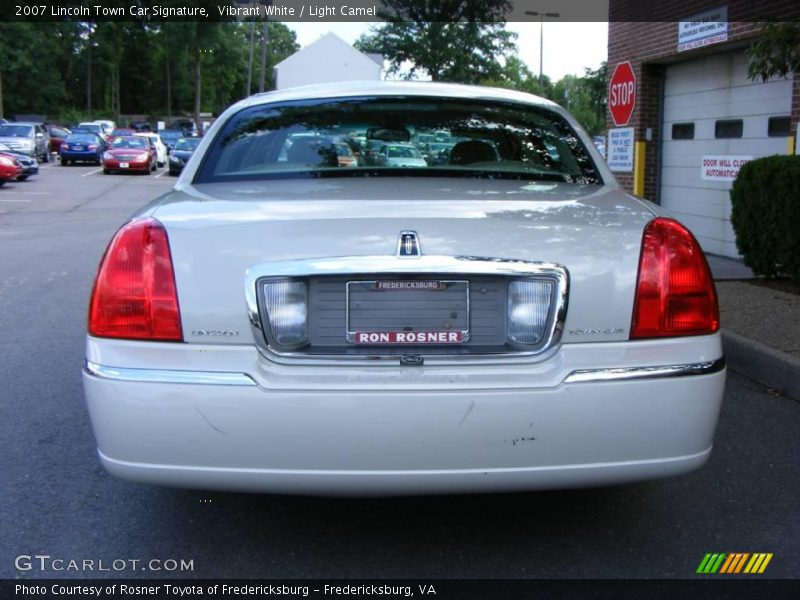 Vibrant White / Light Camel 2007 Lincoln Town Car Signature