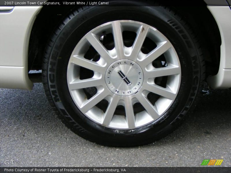 Vibrant White / Light Camel 2007 Lincoln Town Car Signature