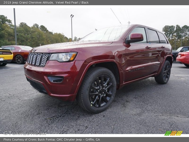 Front 3/4 View of 2019 Grand Cherokee Altitude