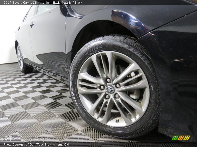 Midnight Black Metallic / Black 2017 Toyota Camry SE
