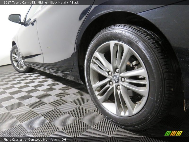 Midnight Black Metallic / Black 2017 Toyota Camry SE