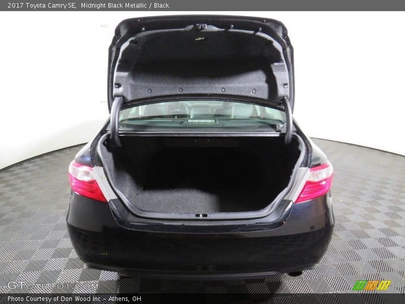 Midnight Black Metallic / Black 2017 Toyota Camry SE