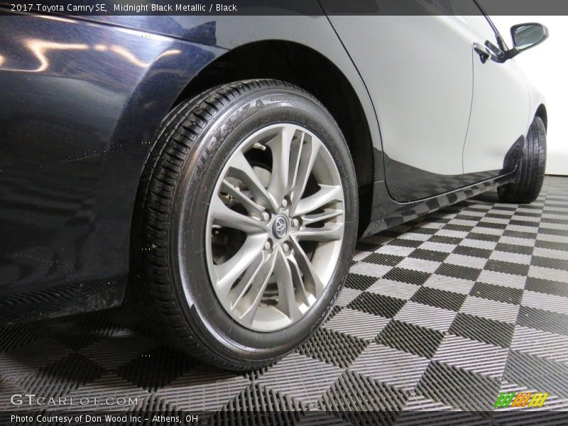 Midnight Black Metallic / Black 2017 Toyota Camry SE