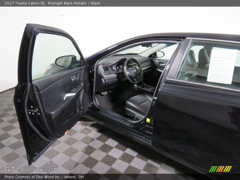 Midnight Black Metallic / Black 2017 Toyota Camry SE