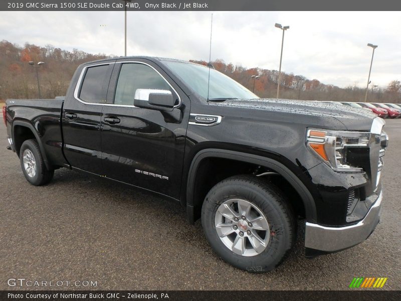 Front 3/4 View of 2019 Sierra 1500 SLE Double Cab 4WD