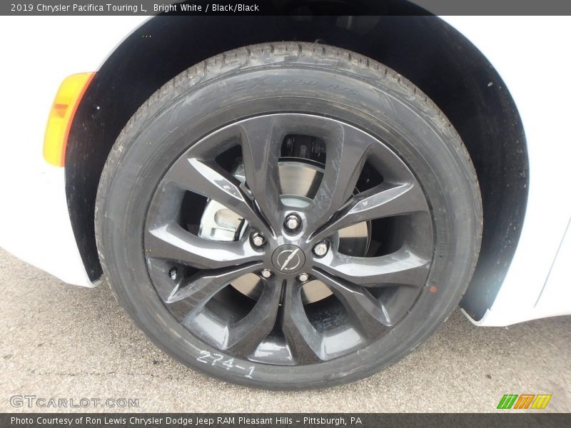 Bright White / Black/Black 2019 Chrysler Pacifica Touring L