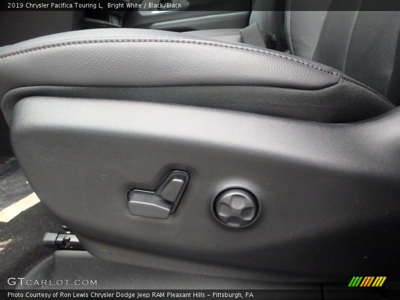 Bright White / Black/Black 2019 Chrysler Pacifica Touring L