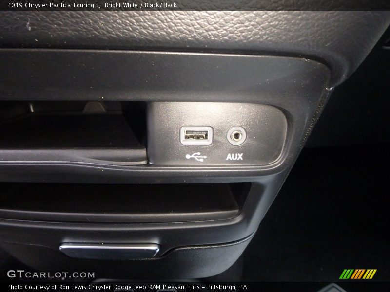 Bright White / Black/Black 2019 Chrysler Pacifica Touring L