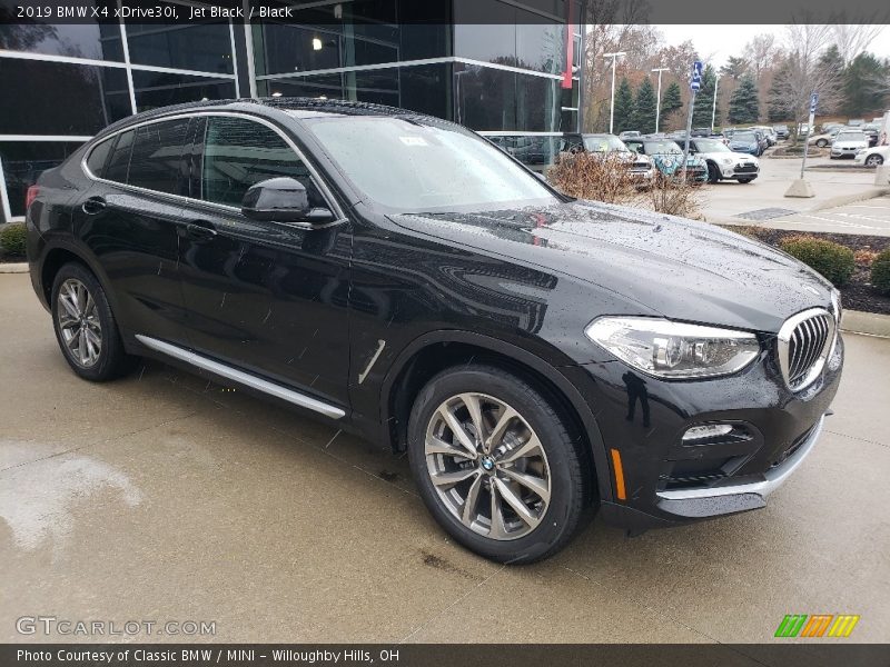Front 3/4 View of 2019 X4 xDrive30i