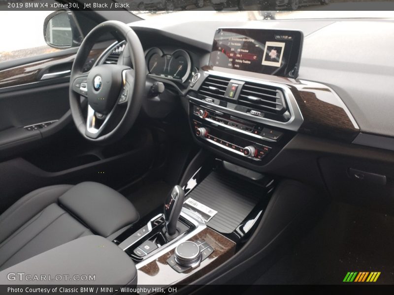 Dashboard of 2019 X4 xDrive30i