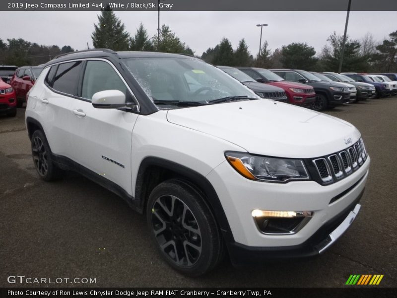 Front 3/4 View of 2019 Compass Limited 4x4