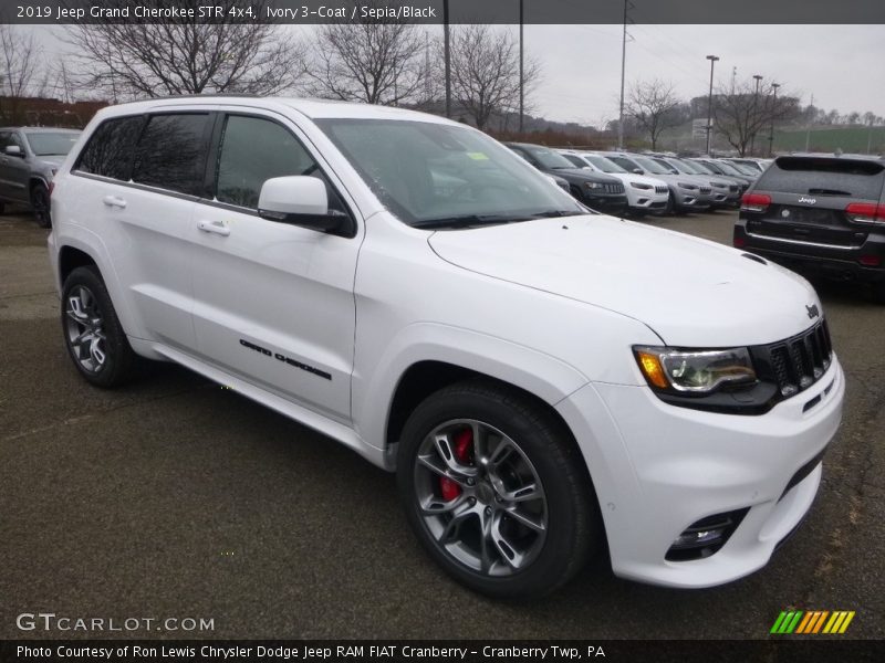 Front 3/4 View of 2019 Grand Cherokee STR 4x4
