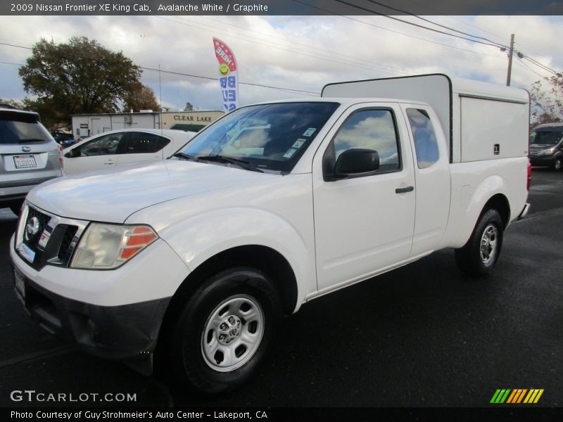 Avalanche White / Graphite 2009 Nissan Frontier XE King Cab