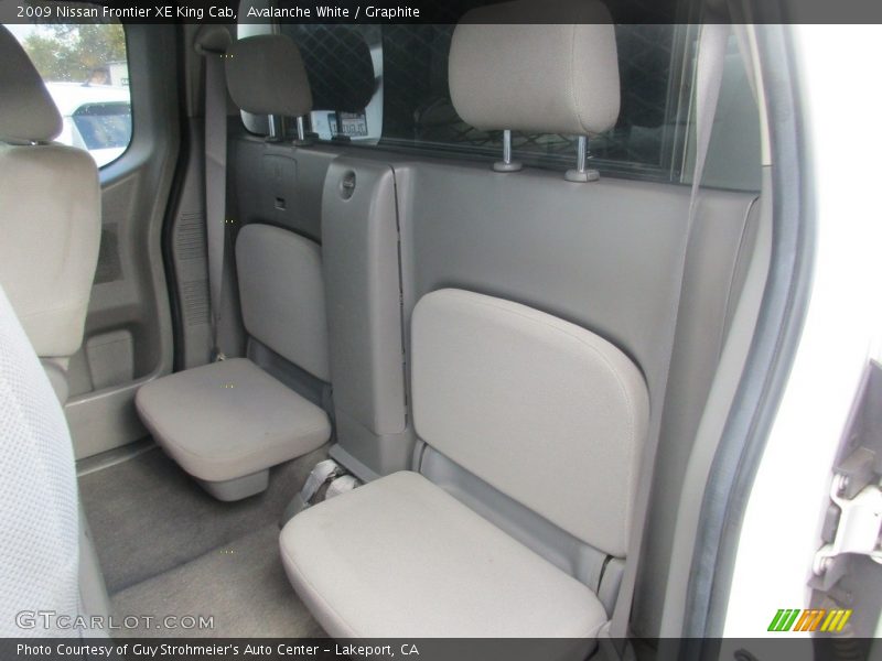 Avalanche White / Graphite 2009 Nissan Frontier XE King Cab