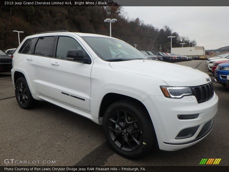 Front 3/4 View of 2019 Grand Cherokee Limited 4x4