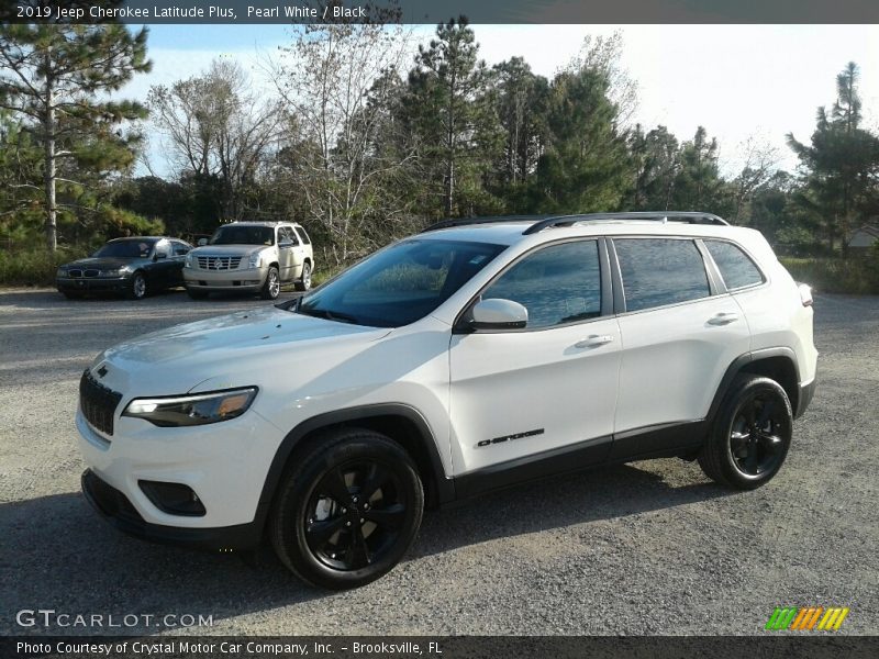 Front 3/4 View of 2019 Cherokee Latitude Plus