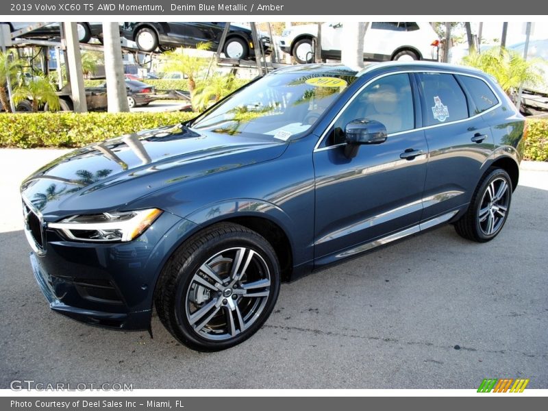 Front 3/4 View of 2019 XC60 T5 AWD Momentum