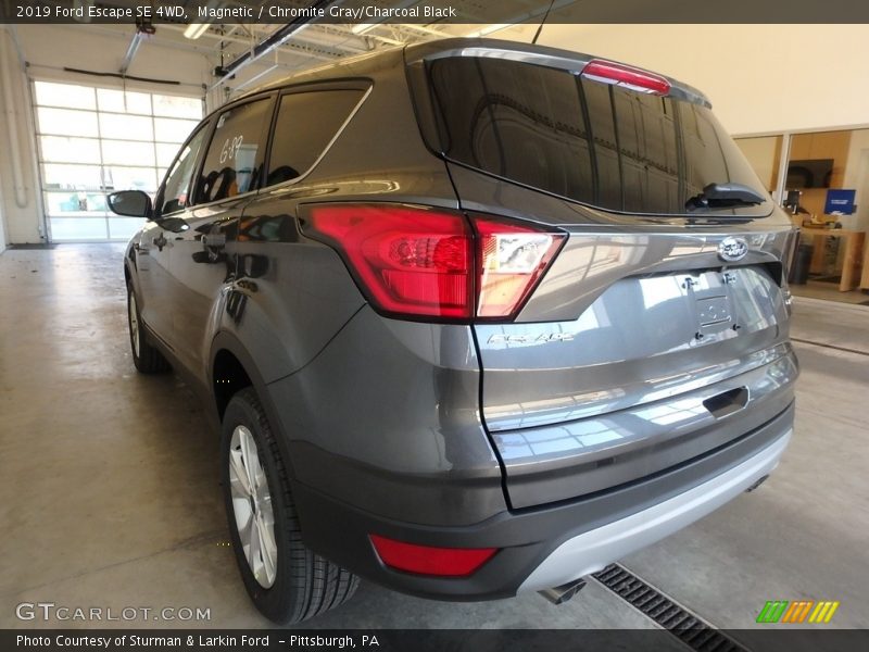 Magnetic / Chromite Gray/Charcoal Black 2019 Ford Escape SE 4WD