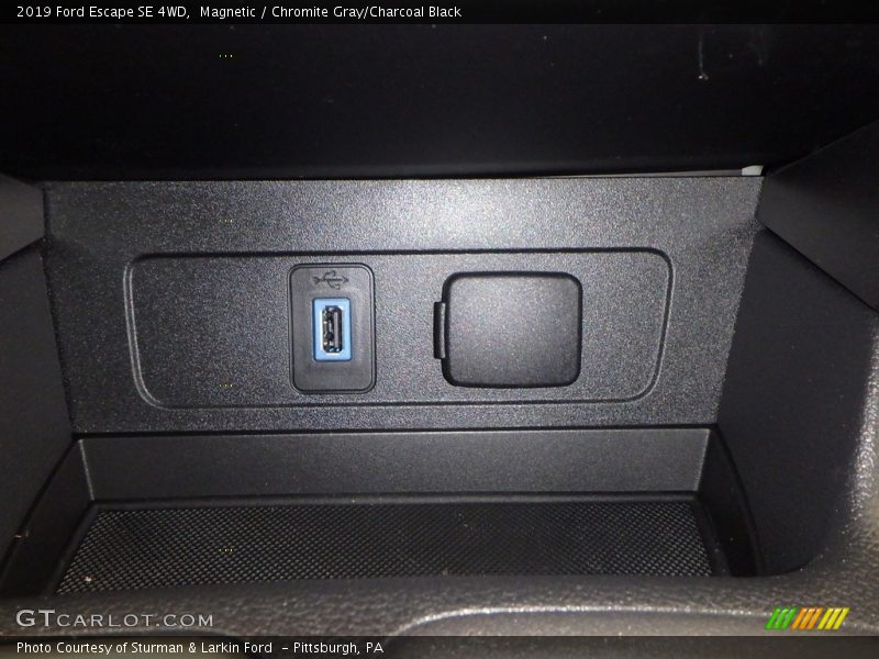 Magnetic / Chromite Gray/Charcoal Black 2019 Ford Escape SE 4WD