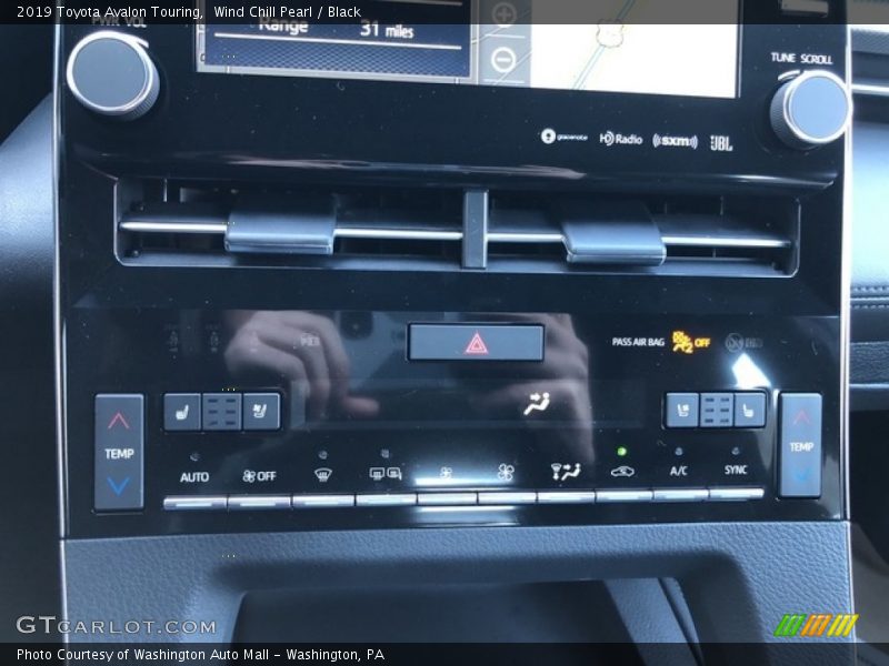 Wind Chill Pearl / Black 2019 Toyota Avalon Touring