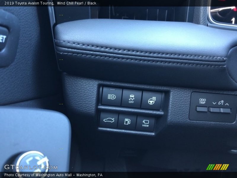 Wind Chill Pearl / Black 2019 Toyota Avalon Touring