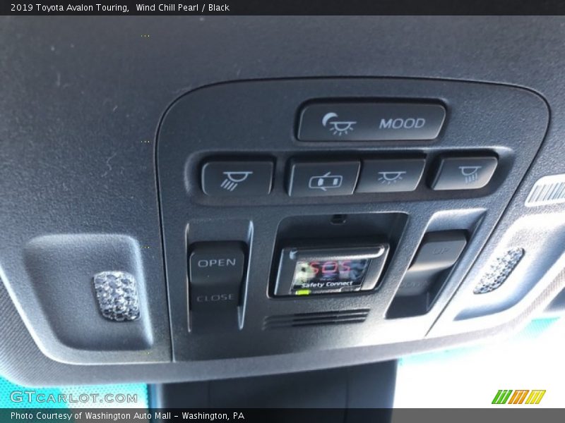 Wind Chill Pearl / Black 2019 Toyota Avalon Touring