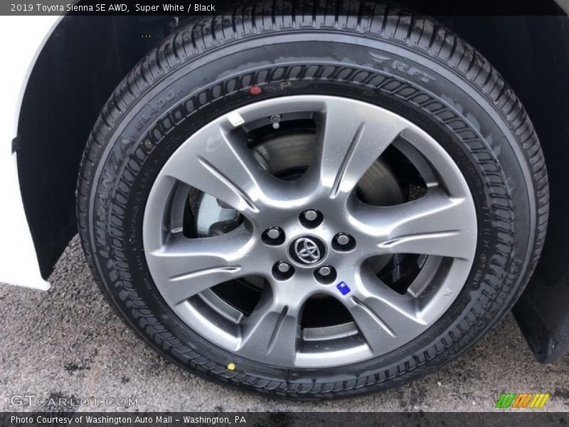 Super White / Black 2019 Toyota Sienna SE AWD
