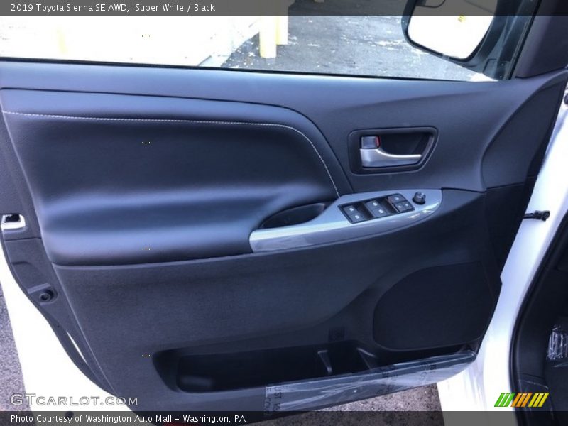 Super White / Black 2019 Toyota Sienna SE AWD