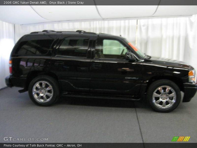 Onyx Black / Stone Gray 2006 GMC Yukon Denali AWD