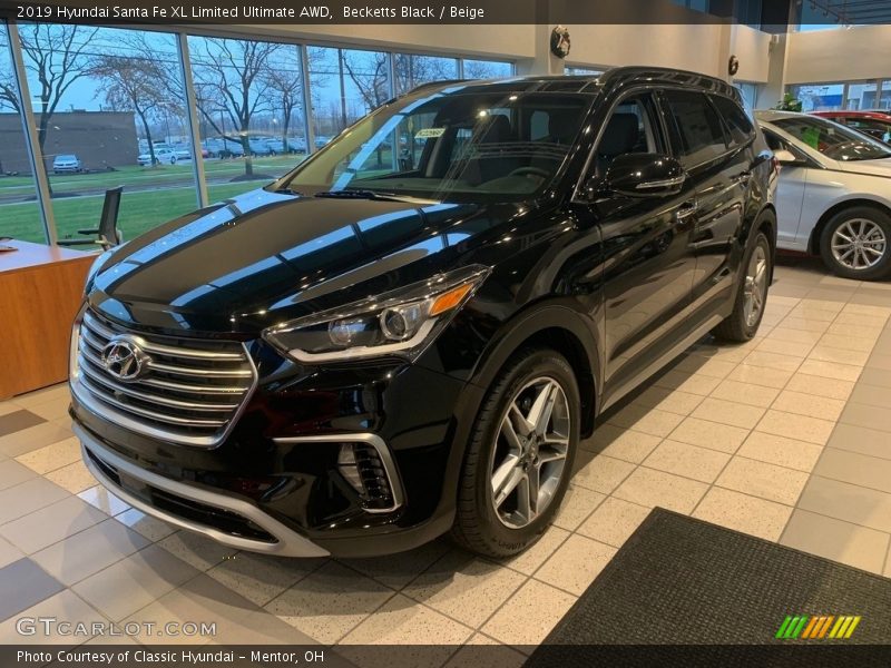 Front 3/4 View of 2019 Santa Fe XL Limited Ultimate AWD