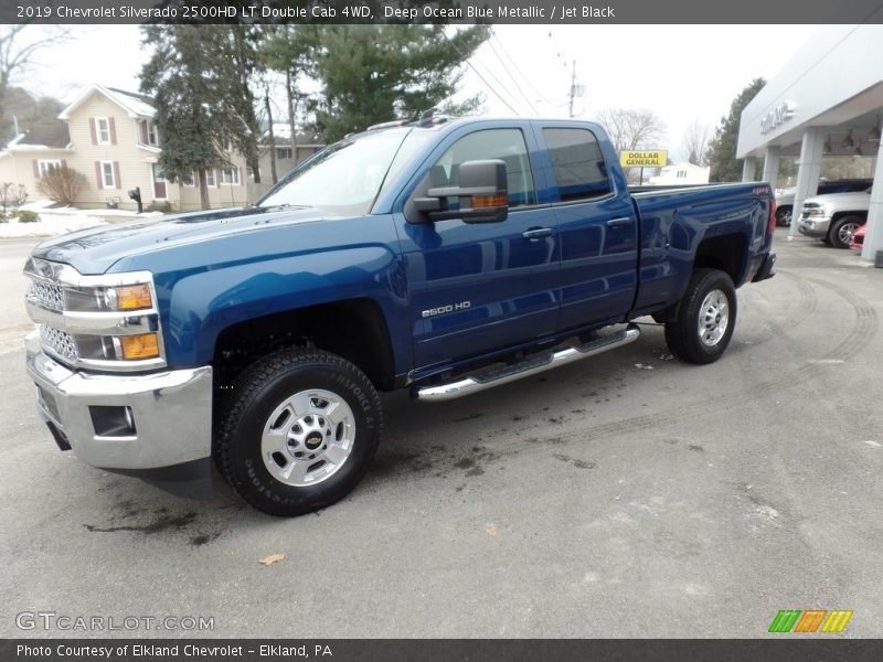 Front 3/4 View of 2019 Silverado 2500HD LT Double Cab 4WD