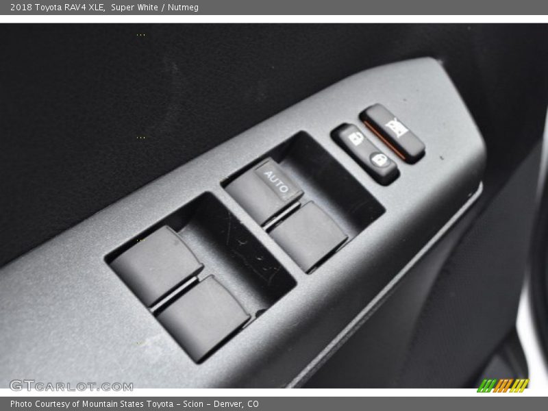 Super White / Nutmeg 2018 Toyota RAV4 XLE