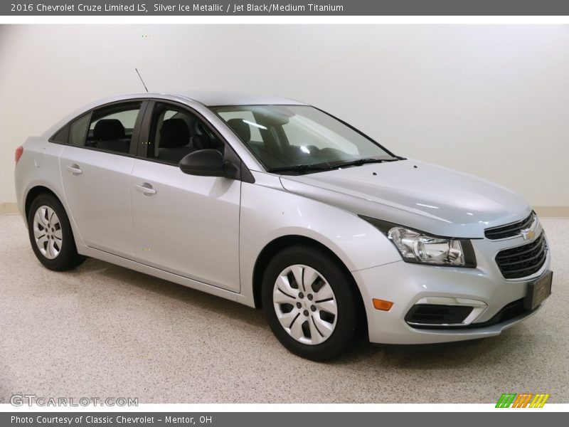 Silver Ice Metallic / Jet Black/Medium Titanium 2016 Chevrolet Cruze Limited LS