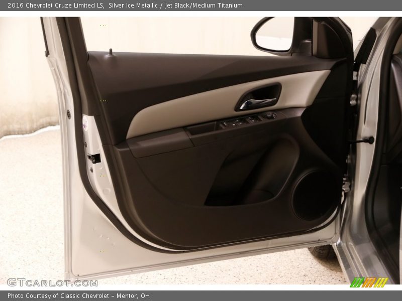 Silver Ice Metallic / Jet Black/Medium Titanium 2016 Chevrolet Cruze Limited LS