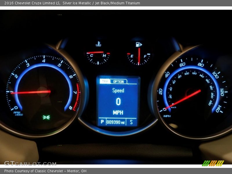 Silver Ice Metallic / Jet Black/Medium Titanium 2016 Chevrolet Cruze Limited LS