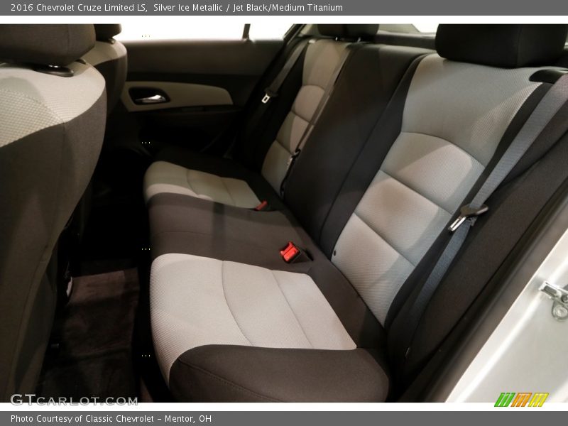 Silver Ice Metallic / Jet Black/Medium Titanium 2016 Chevrolet Cruze Limited LS
