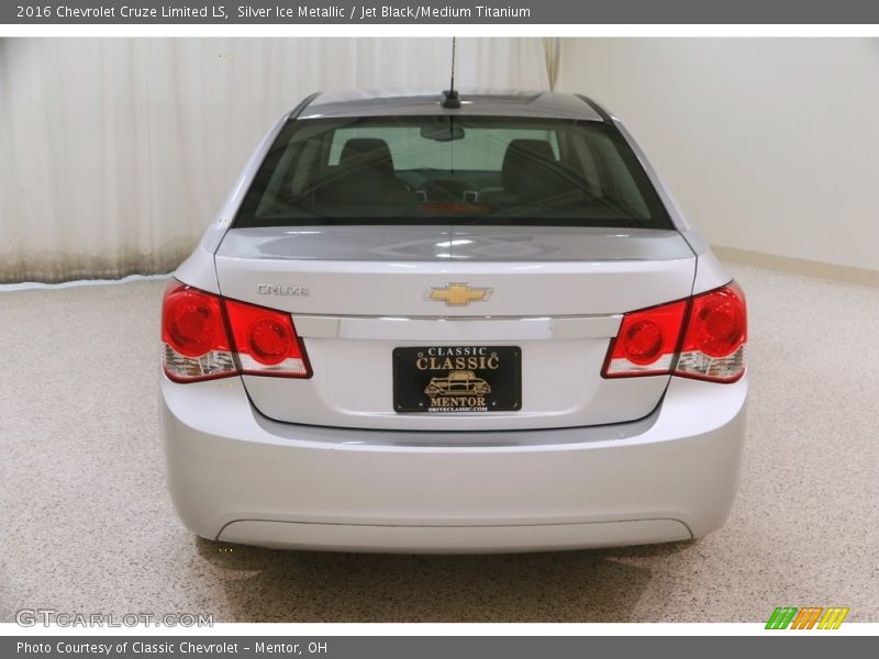 Silver Ice Metallic / Jet Black/Medium Titanium 2016 Chevrolet Cruze Limited LS