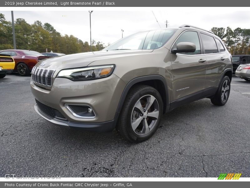 Front 3/4 View of 2019 Cherokee Limited