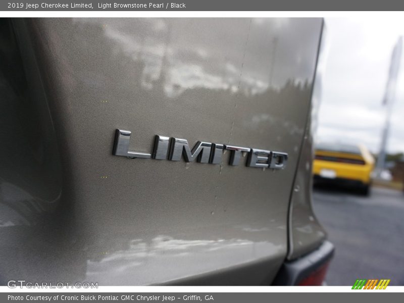 Light Brownstone Pearl / Black 2019 Jeep Cherokee Limited