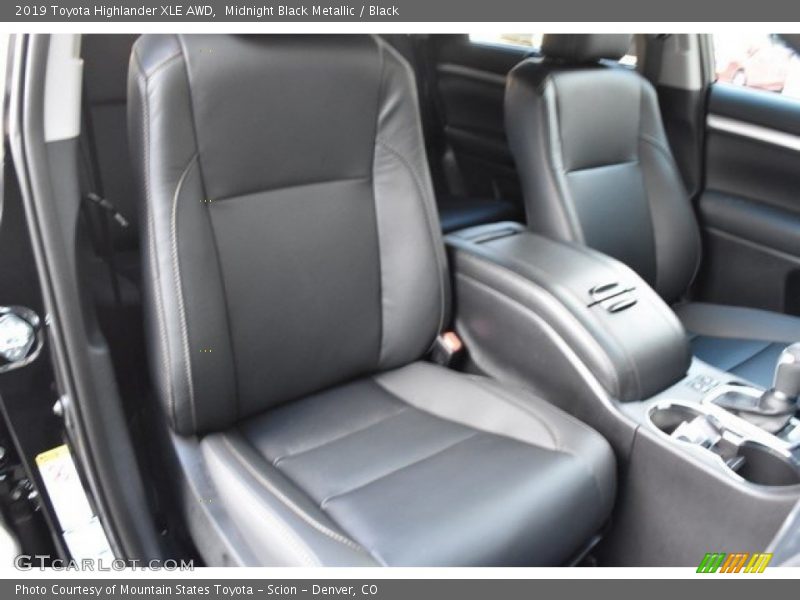 Midnight Black Metallic / Black 2019 Toyota Highlander XLE AWD