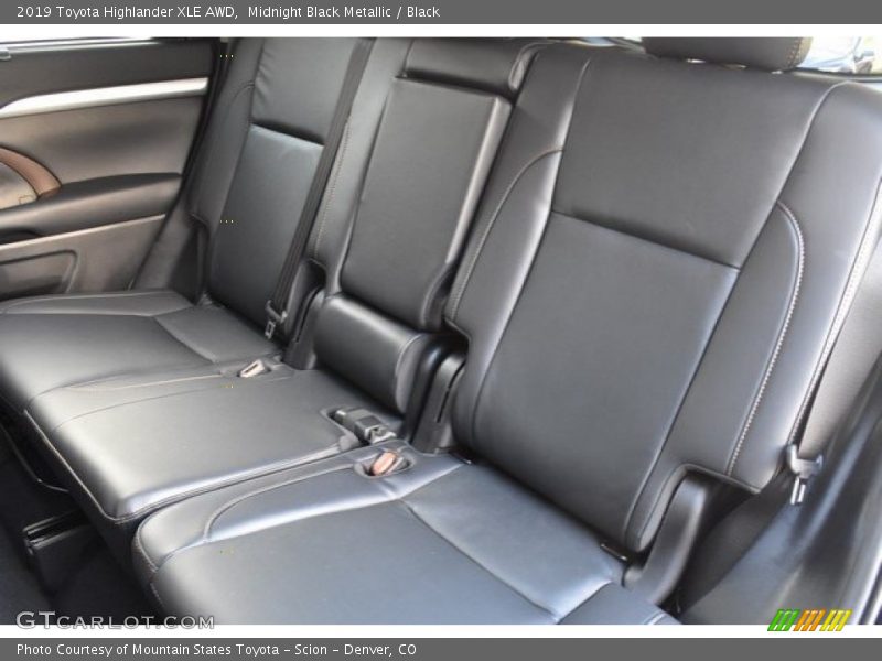 Midnight Black Metallic / Black 2019 Toyota Highlander XLE AWD