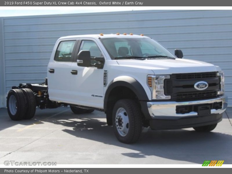 Front 3/4 View of 2019 F450 Super Duty XL Crew Cab 4x4 Chassis