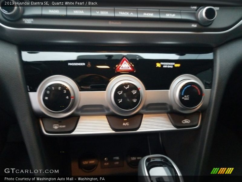 Quartz White Pearl / Black 2019 Hyundai Elantra SE