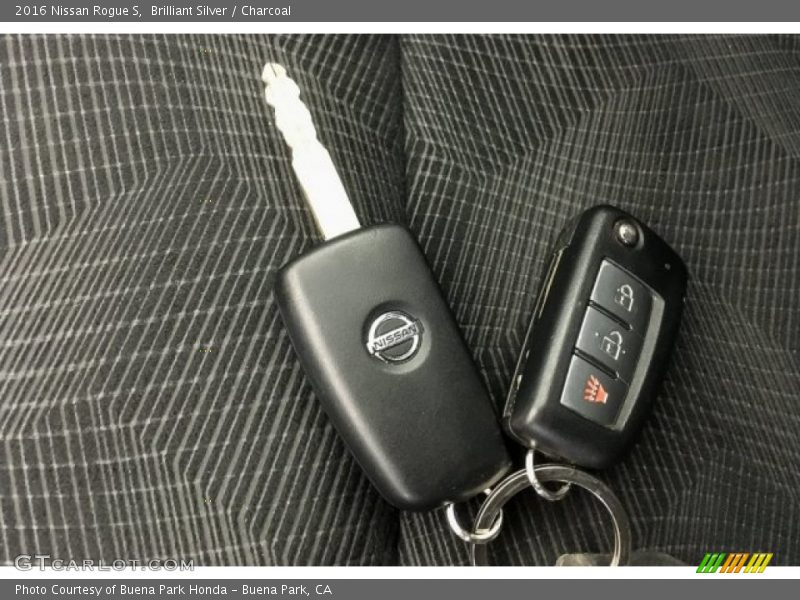 Brilliant Silver / Charcoal 2016 Nissan Rogue S