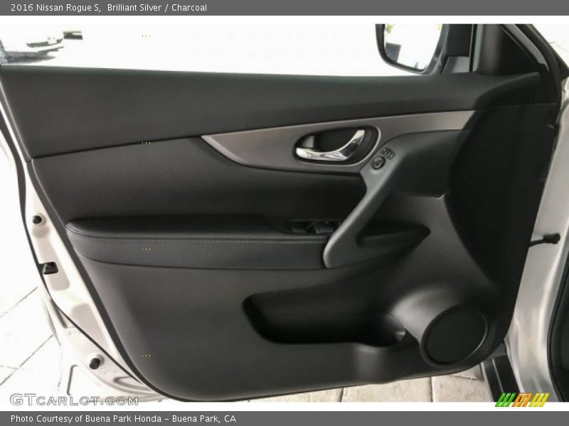 Brilliant Silver / Charcoal 2016 Nissan Rogue S