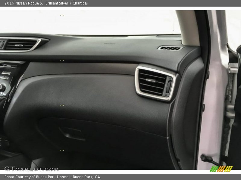 Brilliant Silver / Charcoal 2016 Nissan Rogue S
